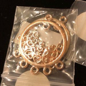 💛Gold-plated earring settings. 🤎Copper earring settings. Price $-$$.🤍